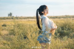 蠢沫沫 迈步在田野中的少女图欣赏