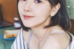 鬼头明里自制写真集《my pace》共114页售价3520日元