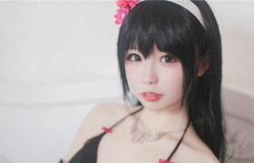 COSPLAY爱好者@十万珍吱伏特 笑起来露出两颗大门牙超可爱