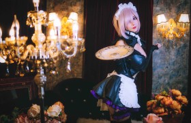 rioko凉凉子作品解读写作，蔷薇花与棕色家具相互搭配