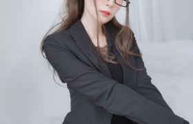 白银81《黑西服》cosplay写真集在线看，领略那份双重盛宴