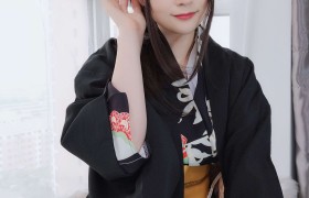 和服下的秘密白银81高清大图，一朵静静绽放的花朵