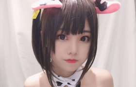 蜜汁猫裘奶牛扮装 欧派身材简直太抢眼了