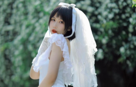 逐月su图片欣赏，公路上的知性眼镜少女