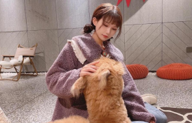 cosplay爱好者凉凉子生活照出炉，看着不像吗？