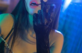 董顾冉《Hong Kong香港之夜》：东方美学与都市光影的完美交响