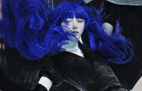coserハテ（@444_hatena）《宝石之国》青金石Cosplay照曝光，连哑铃都用上了