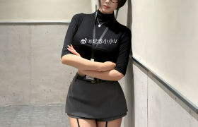 纪念小小V5高清图片，黑色吊带短裤套装！