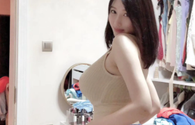 童小芯微博紫色哒豚豚个人简介图片，直呼新女神降临